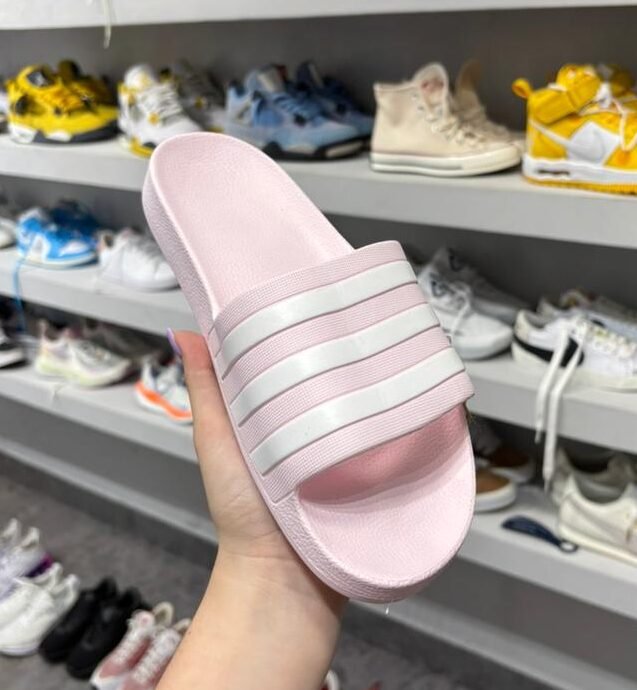 WhatsApp Image 2026-04-15 at 10.36.17 PM (3) Adidas Adilette Aqua Rosa - Imagen 1