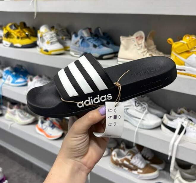 WhatsApp Image 2026-04-15 at 10.36.17 PM (4) Adidas Adilette Shower Negro/Blanco - Imagen 1