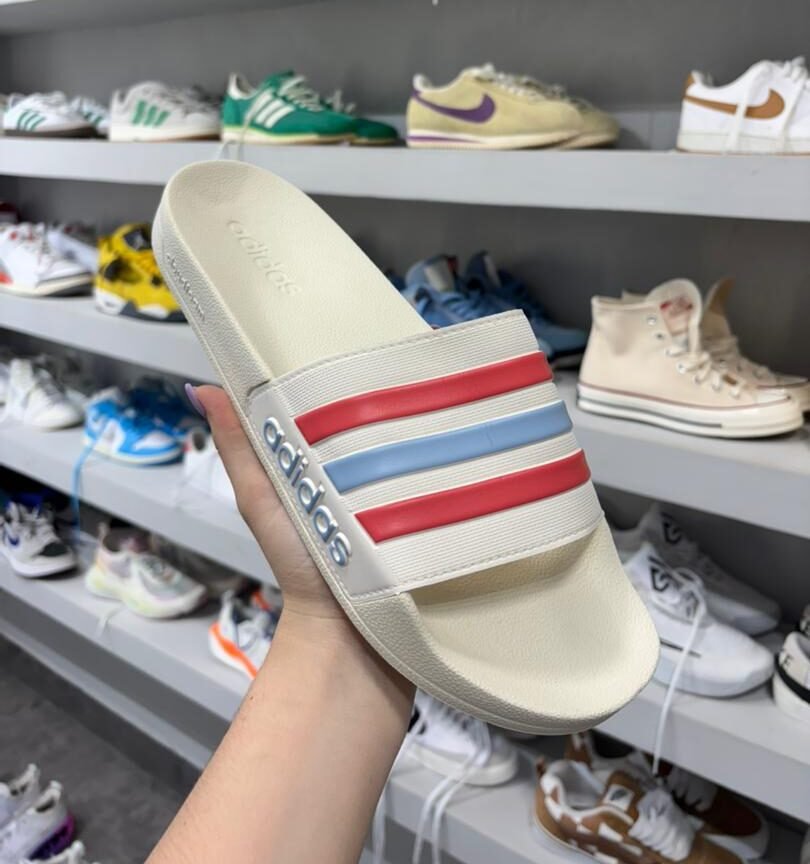 WhatsApp Image 2026-04-15 at 10.36.18 PM (2) Adidas Adilette Shower Blanco/Rojo/Azul - Imagen 1