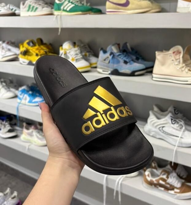 WhatsApp Image 2026-04-15 at 10.36.18 PM Adidas Adilette Comfort Negras/Doradas - Imagen 1