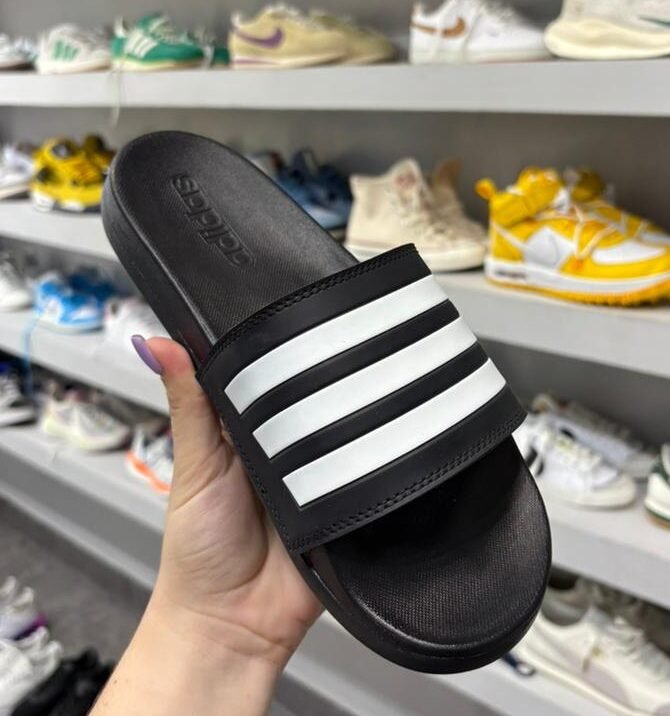 WhatsApp Image 2026-04-15 at 10.36.19 PM Adidas Adilette Comfort Negro/Blanco - Imagen 1