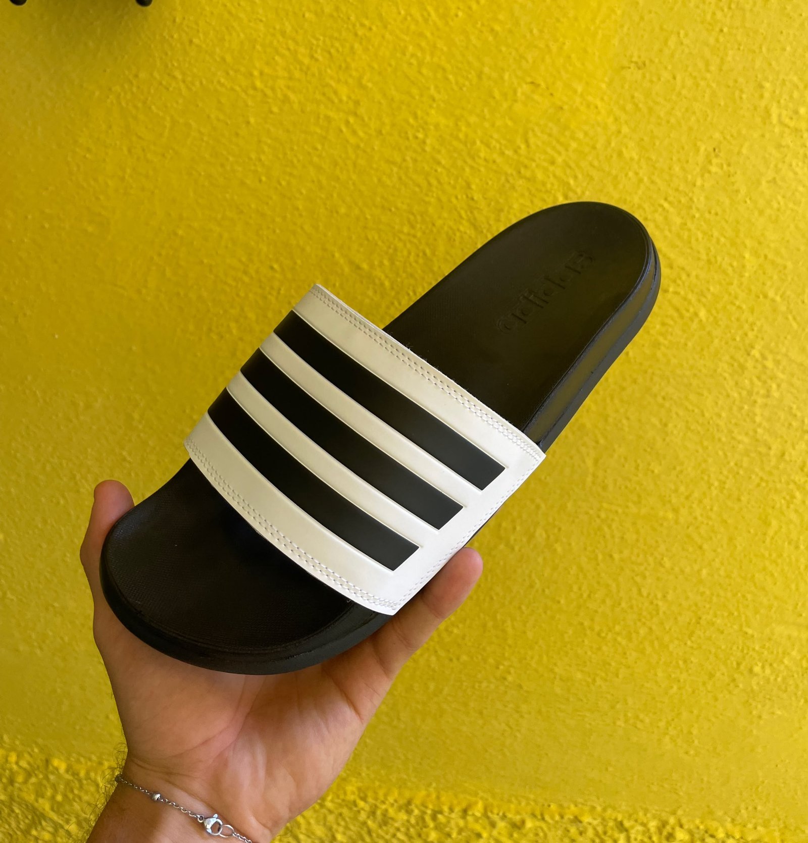 RACS2637 Adidas Adilette Comfort Blanco/Negro - Imagen 1